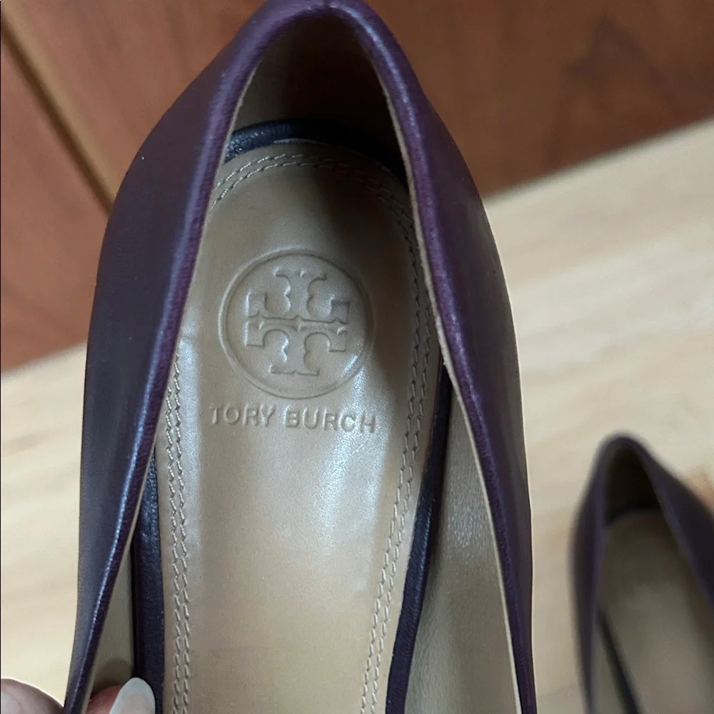 Tory Burch purple pumps with gold logo - Picture 2 of 11